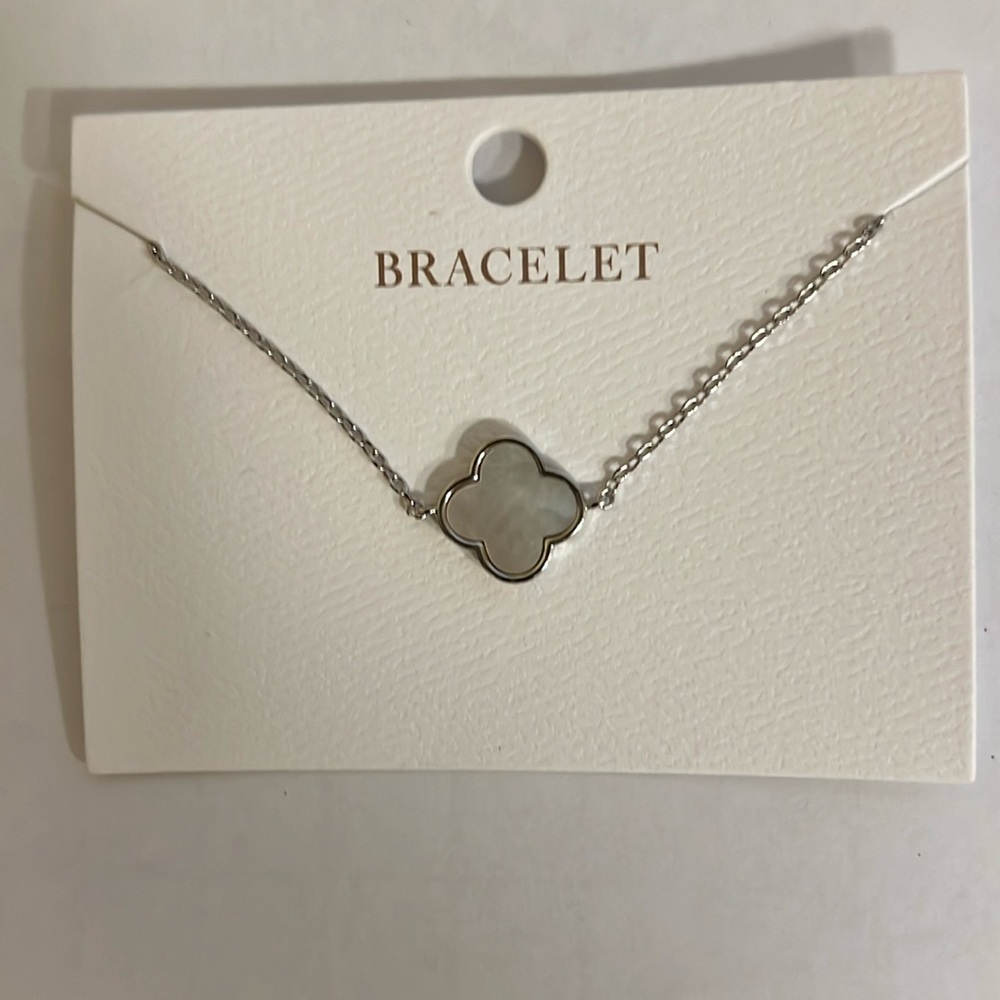 Silver tone with faux MOP in clover shape necklace - (#JLB50E)